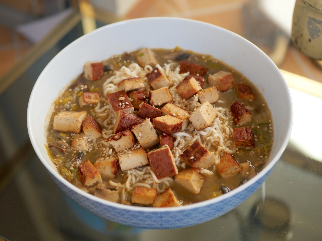 Soupe de ramen vegan au poireau, champignons et tofu avec du curry rouge et du miso blond